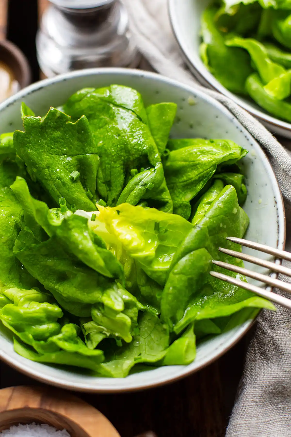 Eine Schale mit knackigem grünem Salat als einfache, schnelle Beilage zum Grillen oder fürs Abendessen
