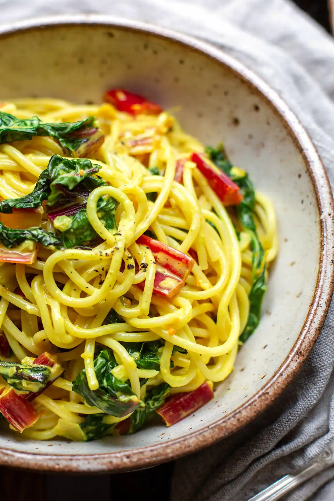 Mangold-Pasta mit Parmesan auf einem Teller