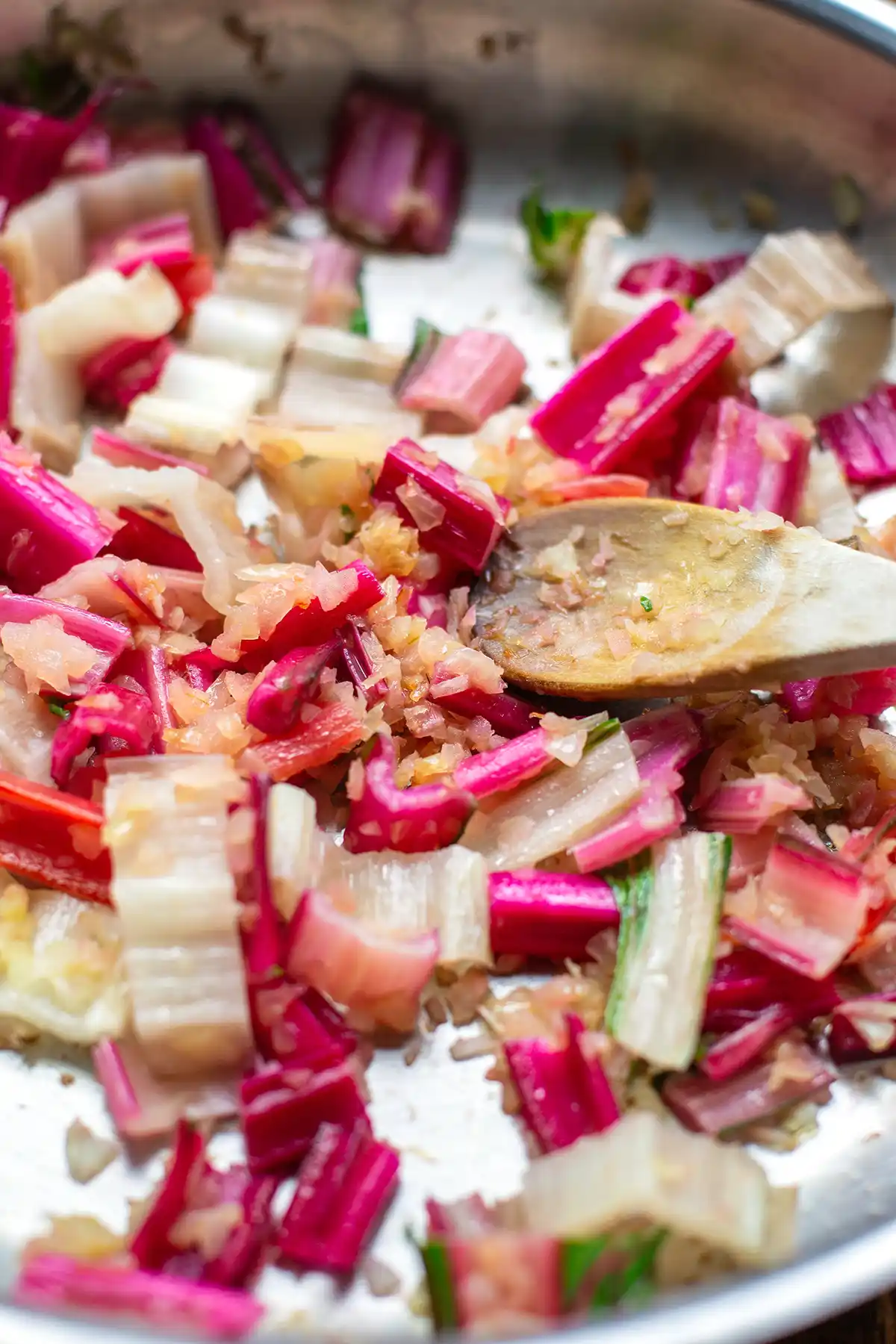 Mangoldstiele in der Pfanne mit Zwiebeln gebraten
