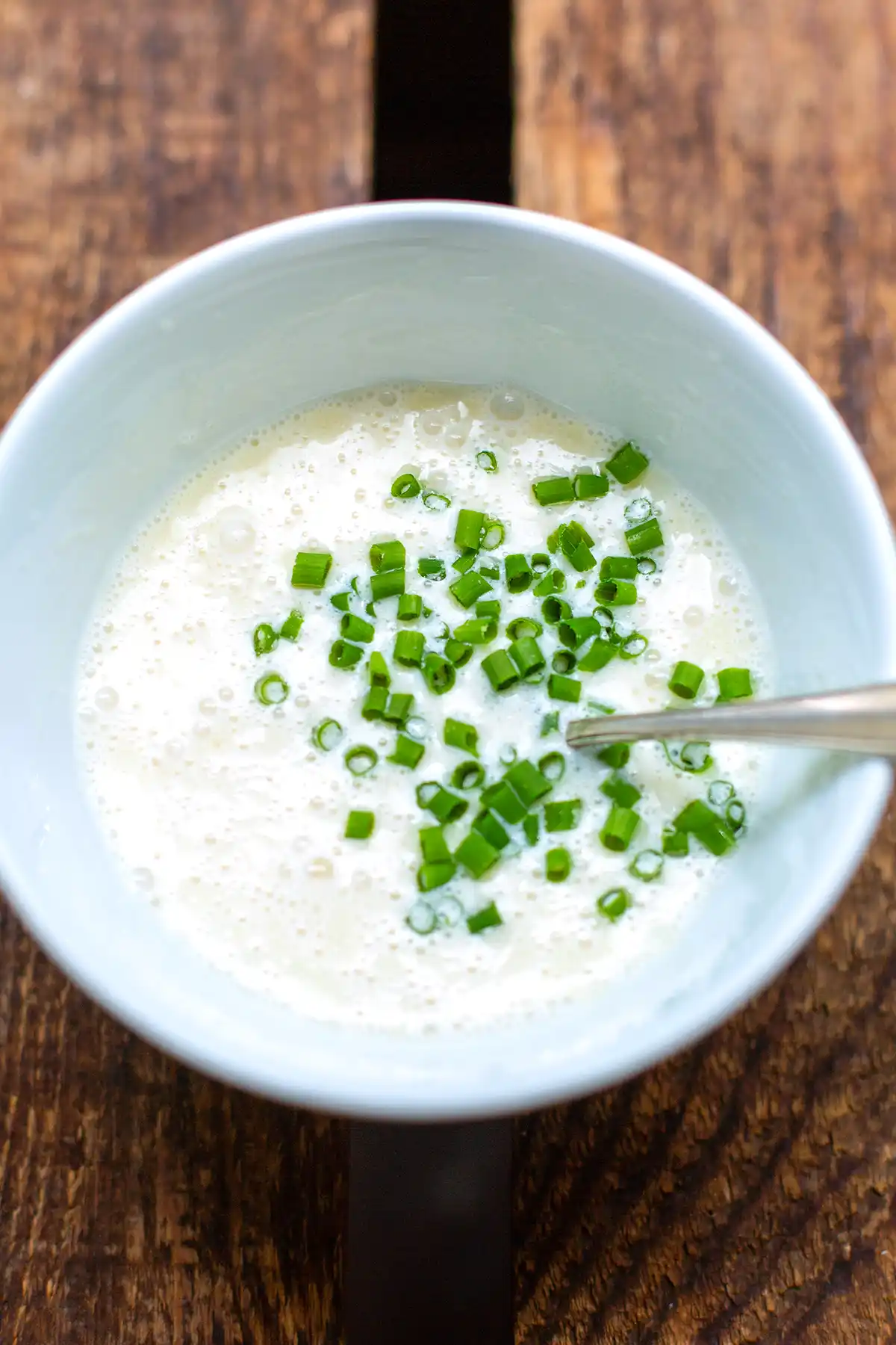 Cremiges Nudelsalat-Dressing mit Kaffeesahne und frischem Schnittlauch in einer Schüssel