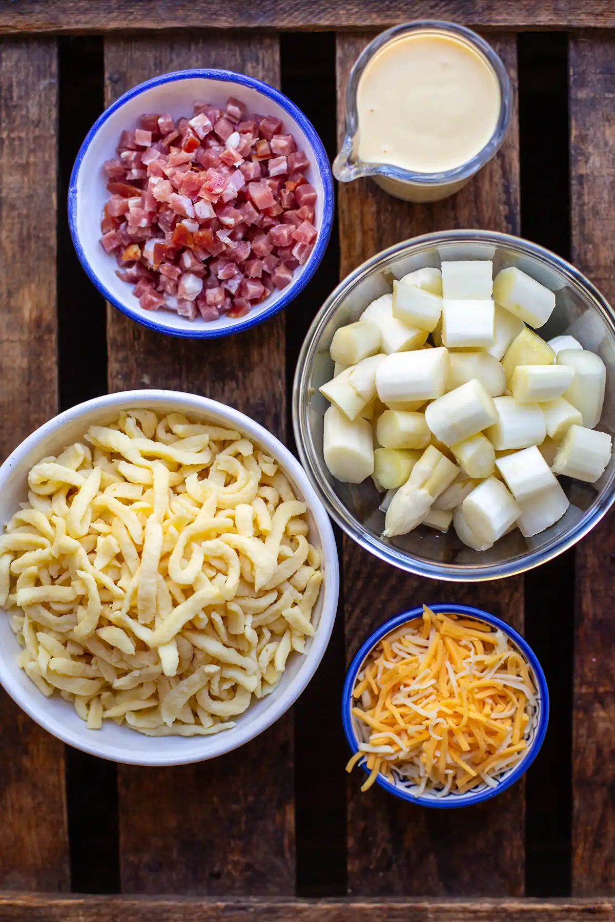 Zutaten für den einfachen Spargelauflauf: Schinken, Käse, weißer Spargel, Spätzle und Sauce Hollandaise