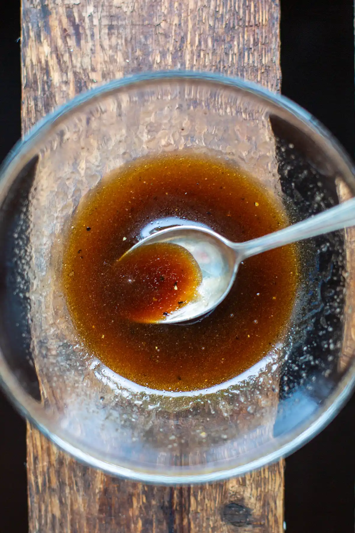 Balsamico-Dressing in einer kleinen Schüssel