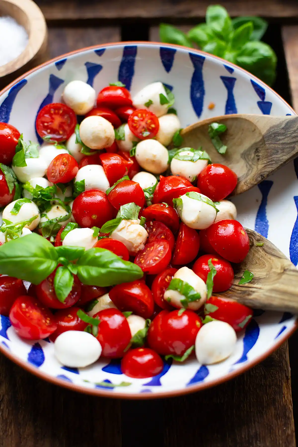 Tomate-Mozzarella-Salat in einer Schüssel mit Basilikum garniert