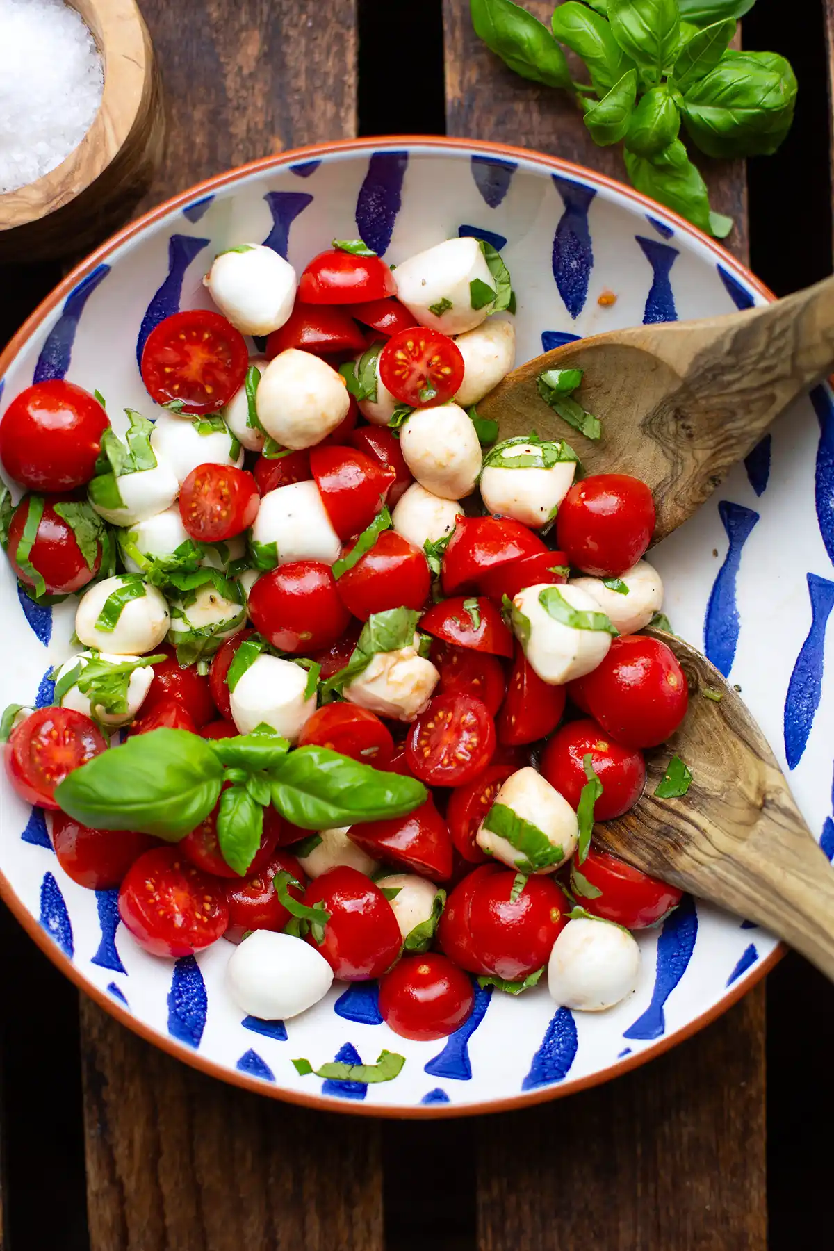 Italienischer Tomatensalat mit Mozzarella vor dem Servieren