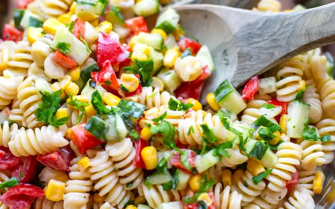 Nudelsalat mit Joghurt-Dressing (cremig & ohne Mayo!)