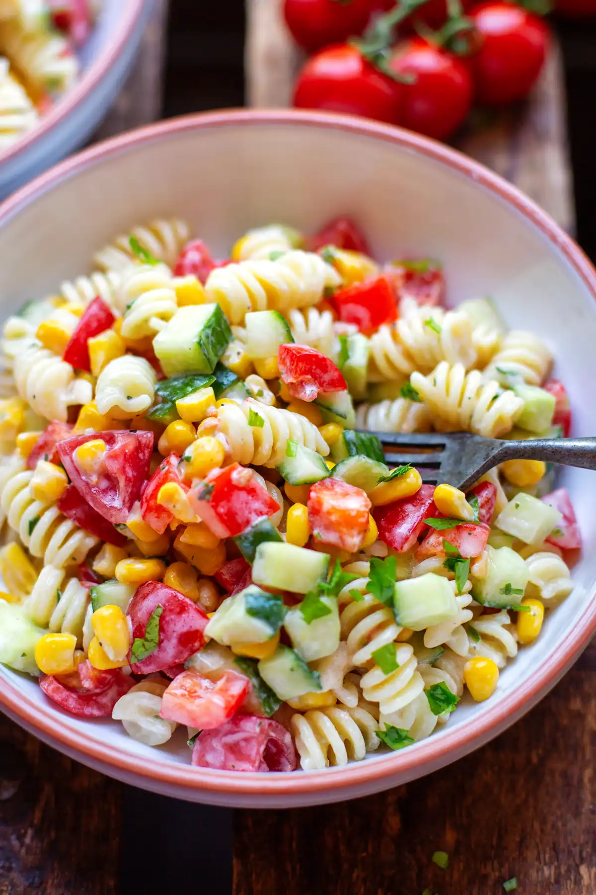 Eine Portion vom einfachen Nudelsalat mit Joghurt-Dressing fertig angerichtet auf einem Teller als sommerliche Grillbeilage