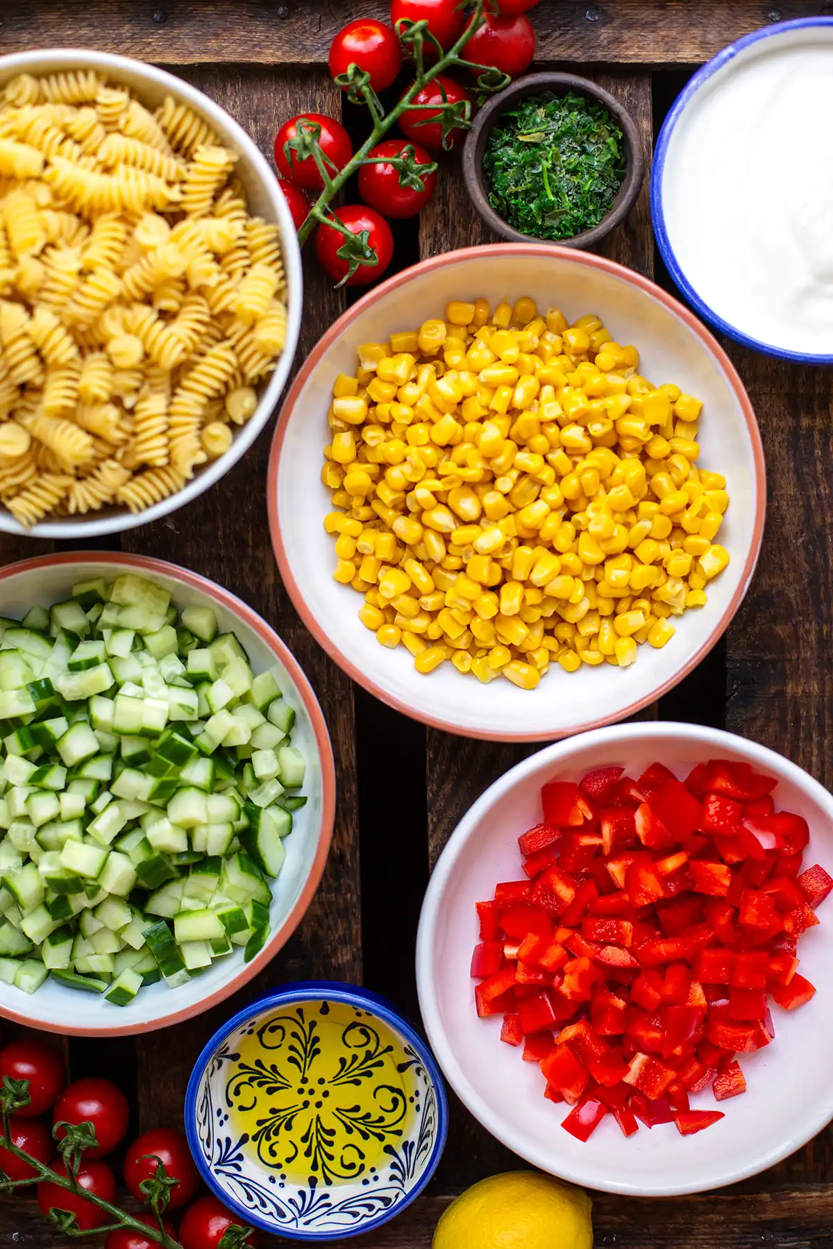 Zutaten-Übersicht für den Nudelsalat mit Joghurt-Dressing mit Fusilli, Joghurt, Gemüse und frischen Kräutern