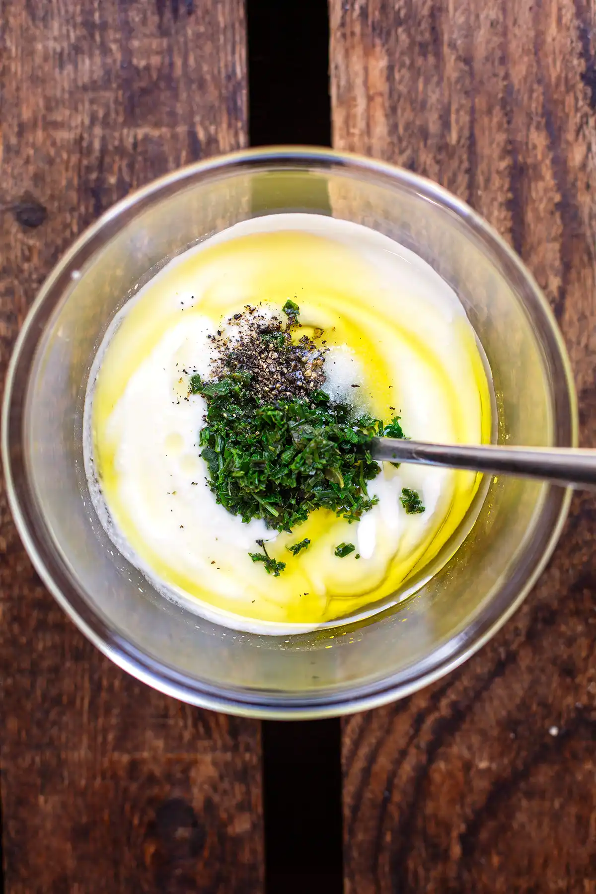 Joghurt-Dressing zum Nudelsalat in einer Glasschüssel