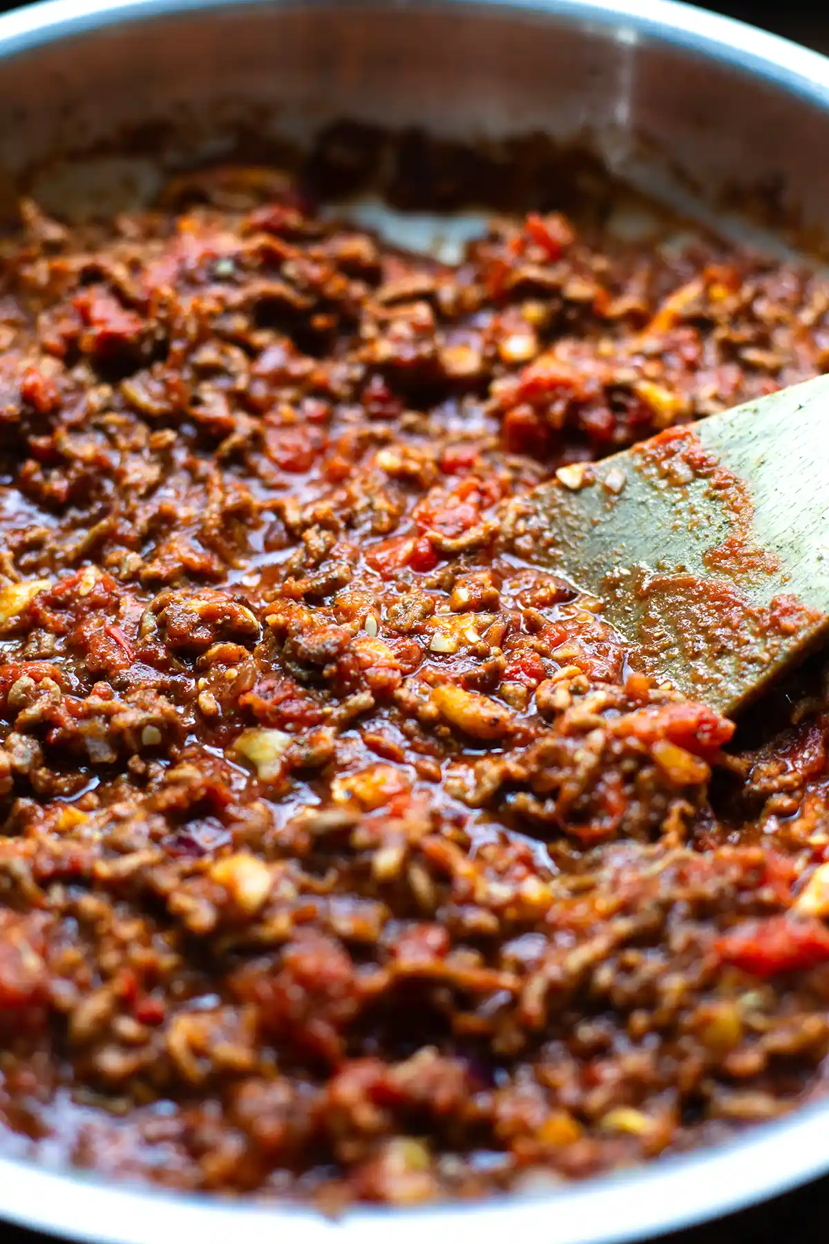 Saftige Hackfleisch-Tomatensauce für die Zucchini-Füllung in einer großen Pfanne