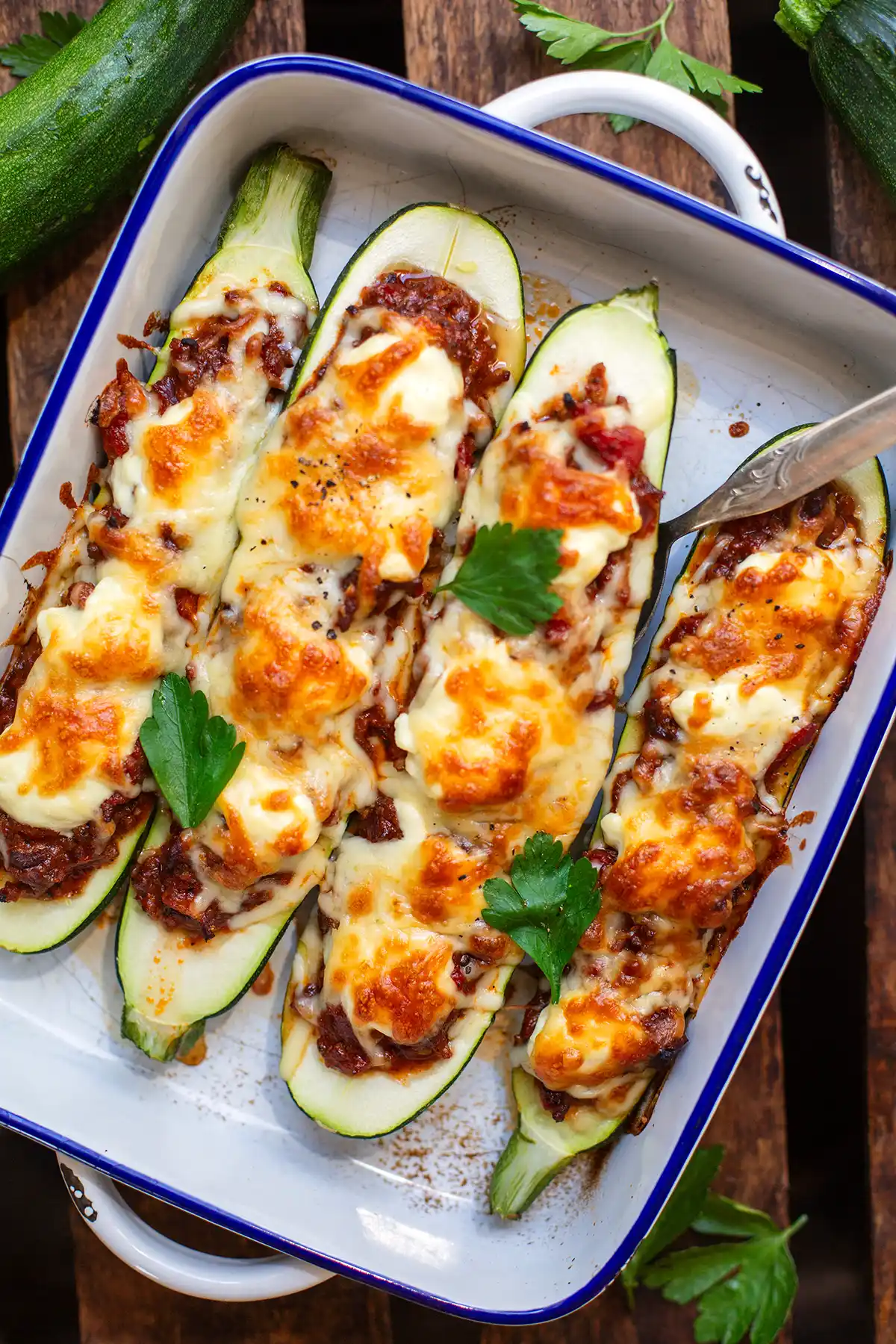 Gefüllte Zucchini mit Hackfleisch und geschmolzenem Käse frisch aus dem Ofen