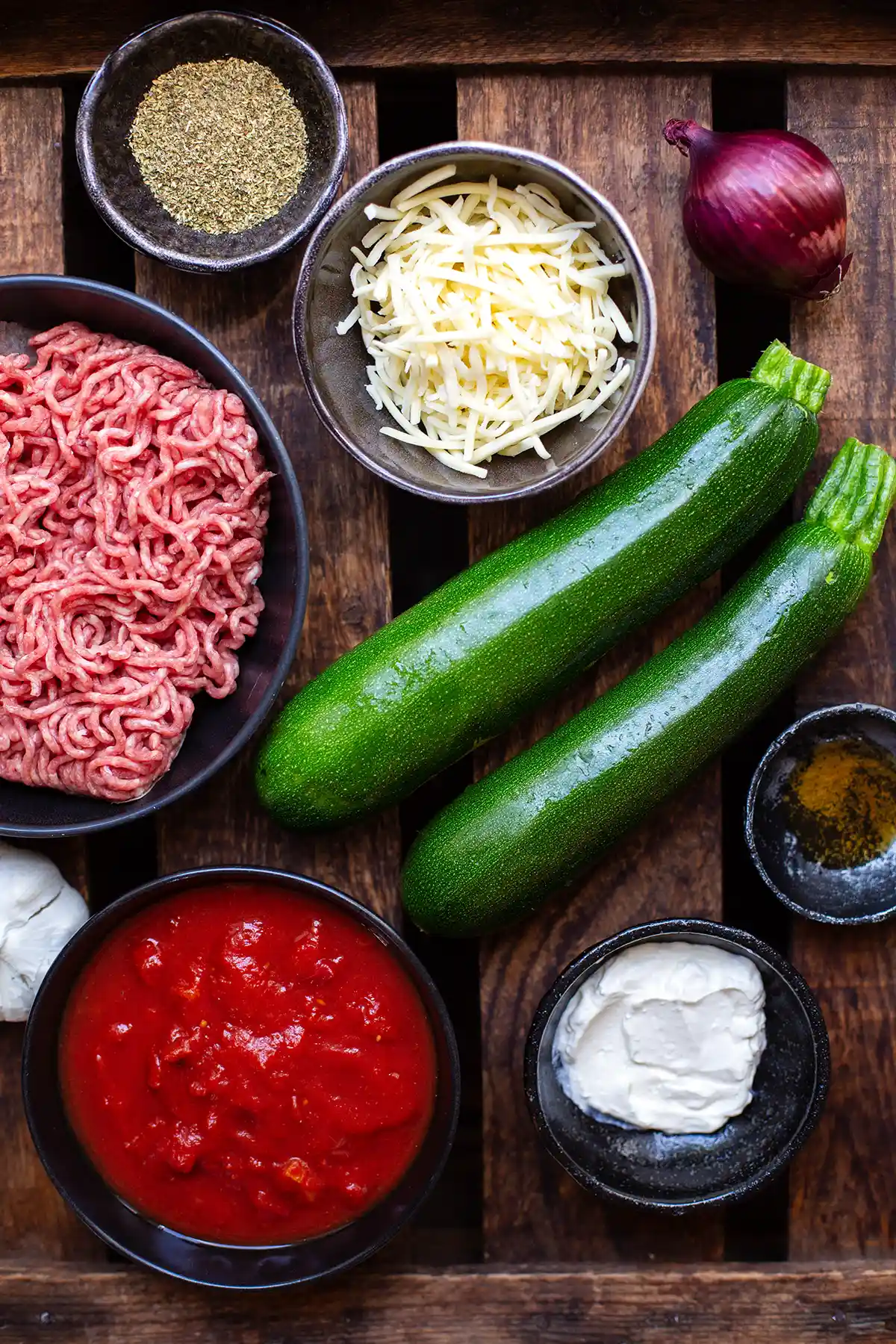 Zutaten für das einfache Rezept für gefüllte Zucchini mit Hackfleisch auf einen Blick