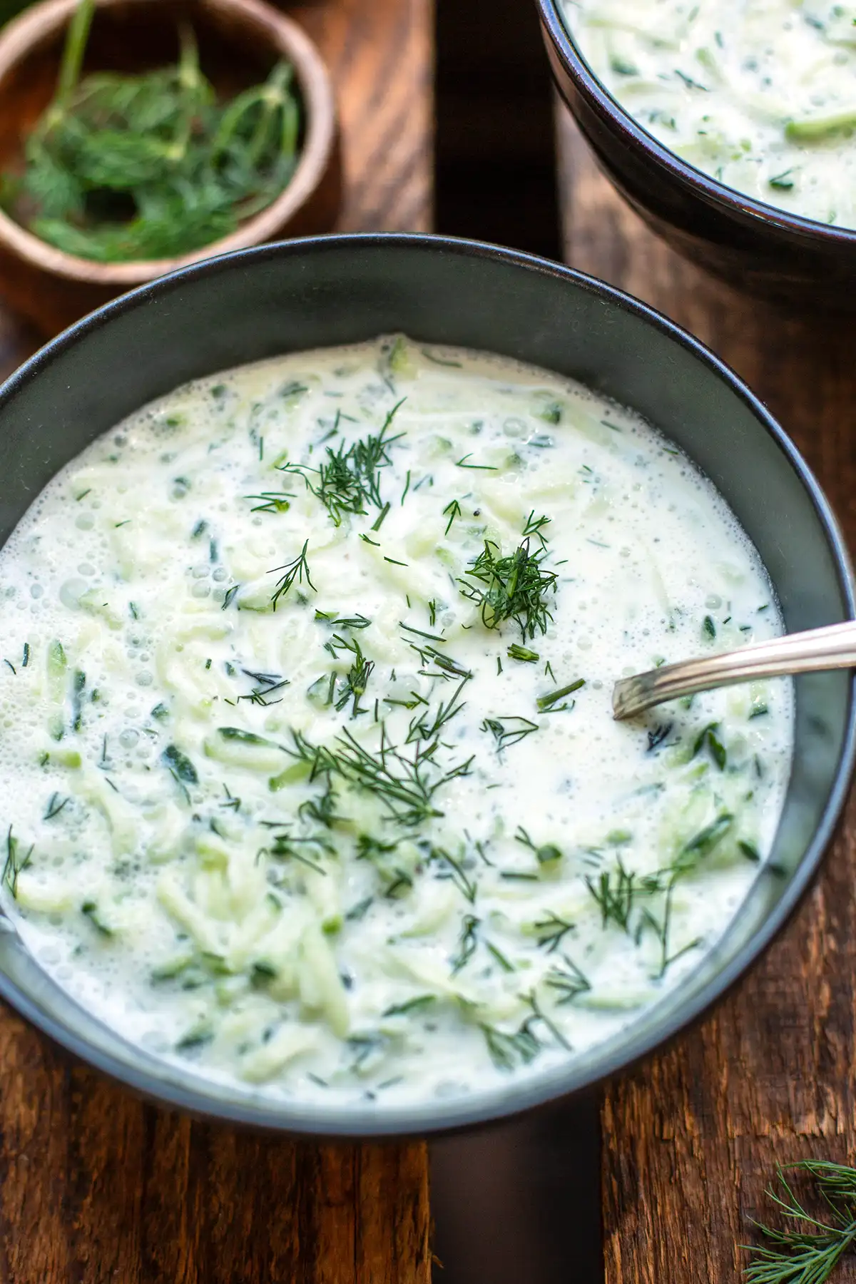 Eine Schüssel erfrischende kalte Gurkensuppe mit Buttermilch, garniert mit frischem Dill