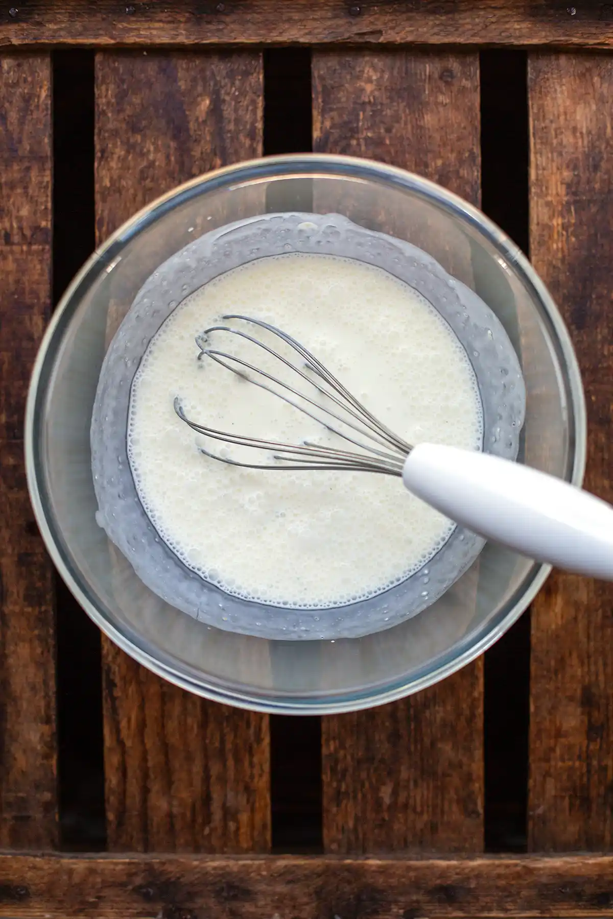 Cremig angerührte kalte Gurkensuppe mit Buttermilch, bevor die Gurkenraspeln dazu gegeben werden