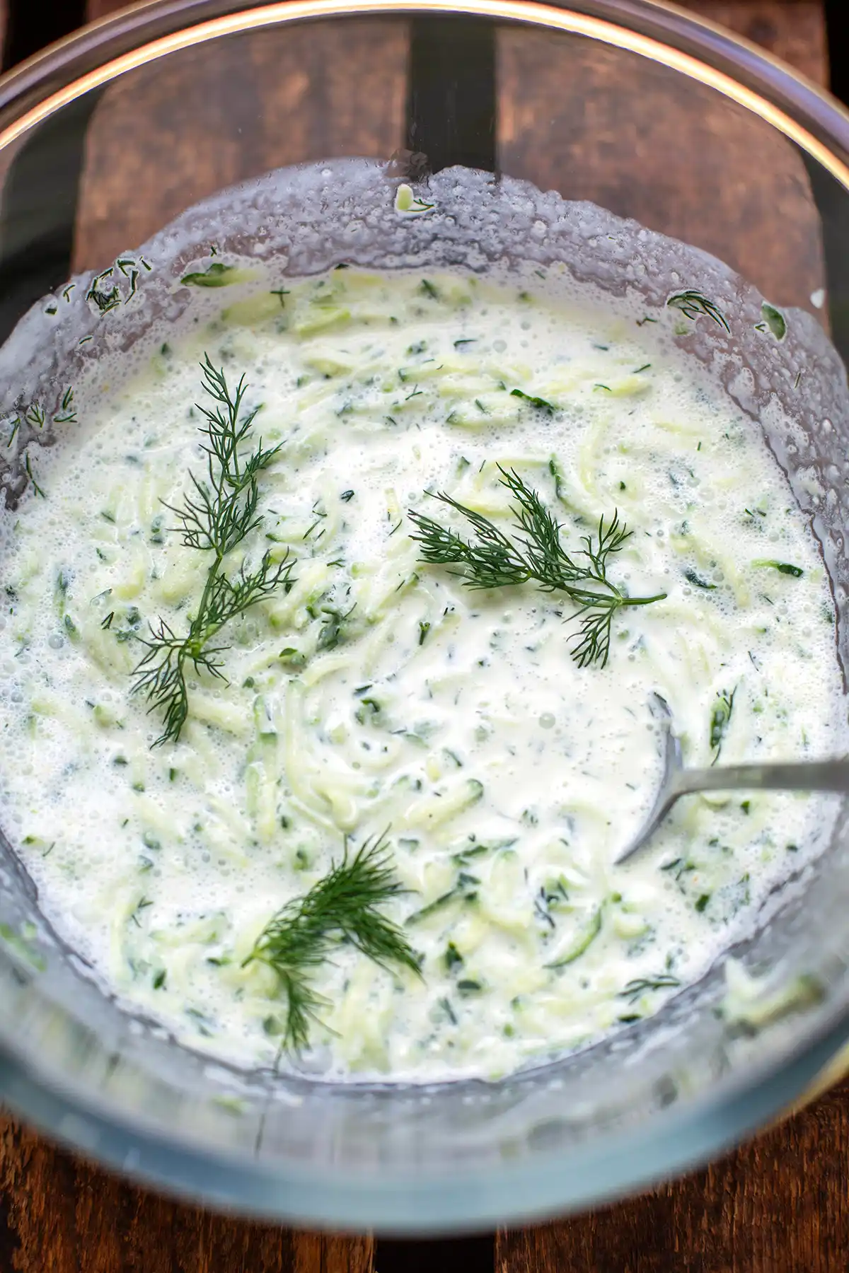 Die fertige kalte Tzatziki-Suppe mit reichlich Dill, perfekt als einfache Erfrischung im Sommer