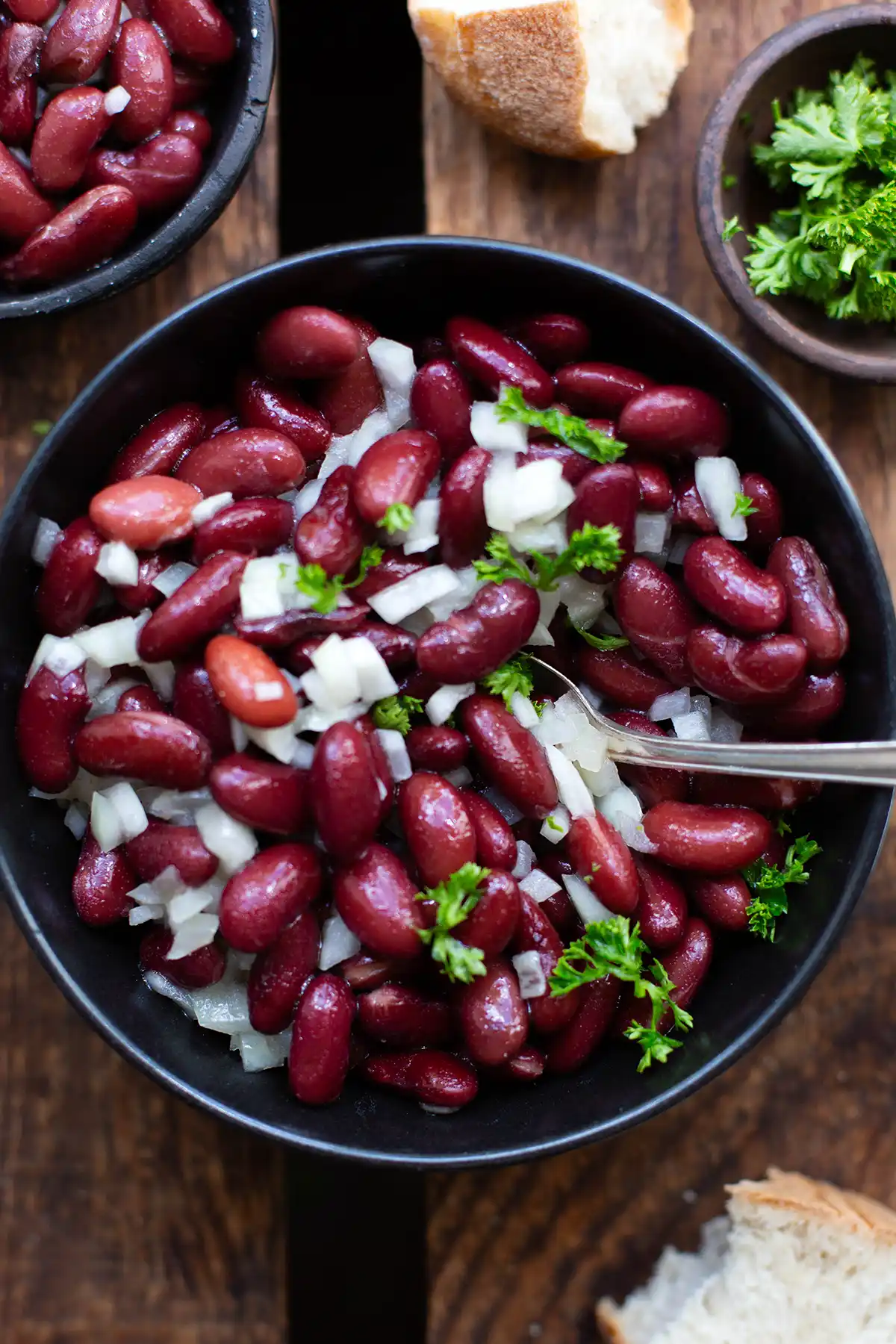 Der fertige vegane Kidneybohnensalat in einer Schüssel, perfekt als proteinreiche Grillbeilage oder fürs sommerliche Meal Prep