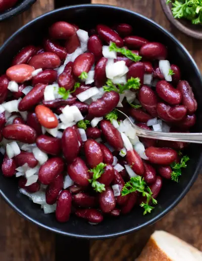 Kidneybohnen Salat mit Zwiebeln einfaches Rezept