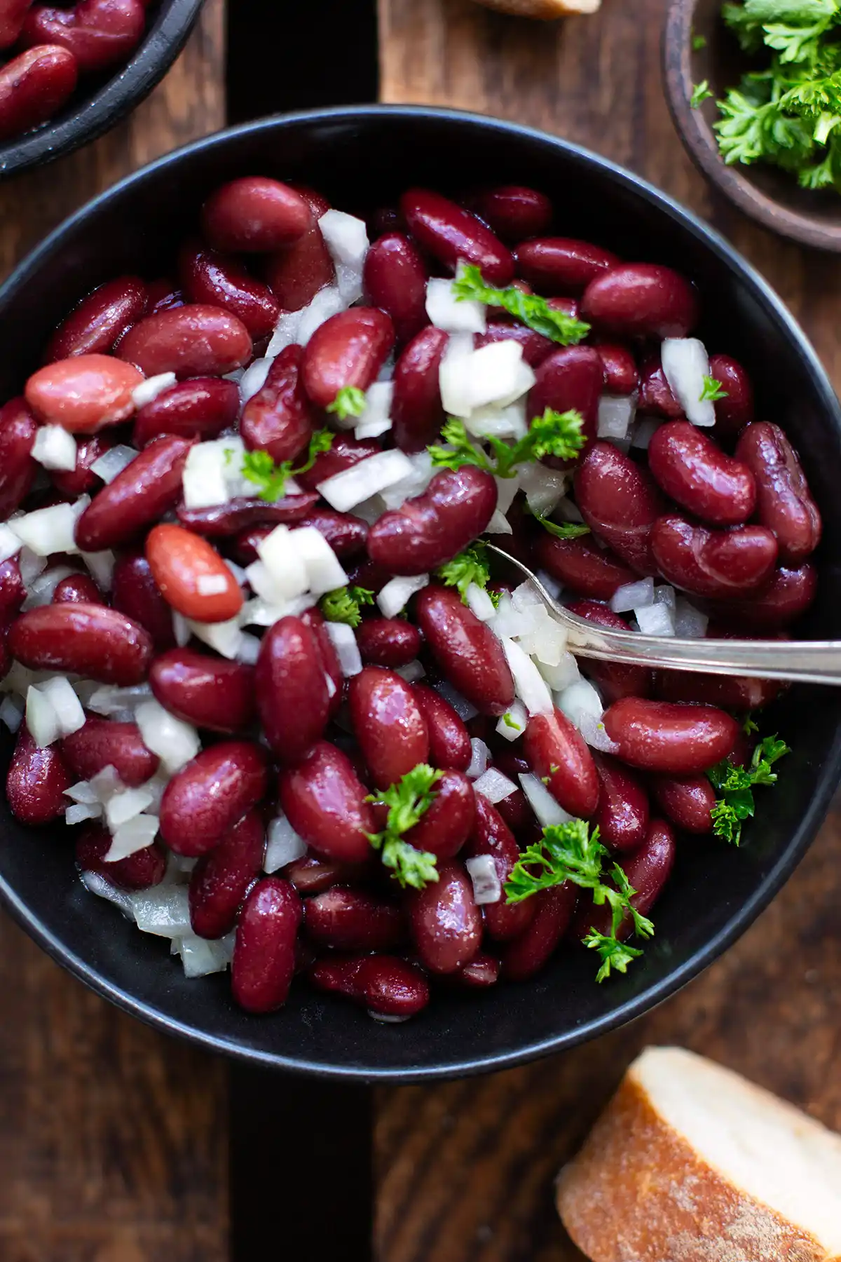 Fertiger Kidneybohnensalat mit Zwiebelwürfeln in einer Schüssel serviert