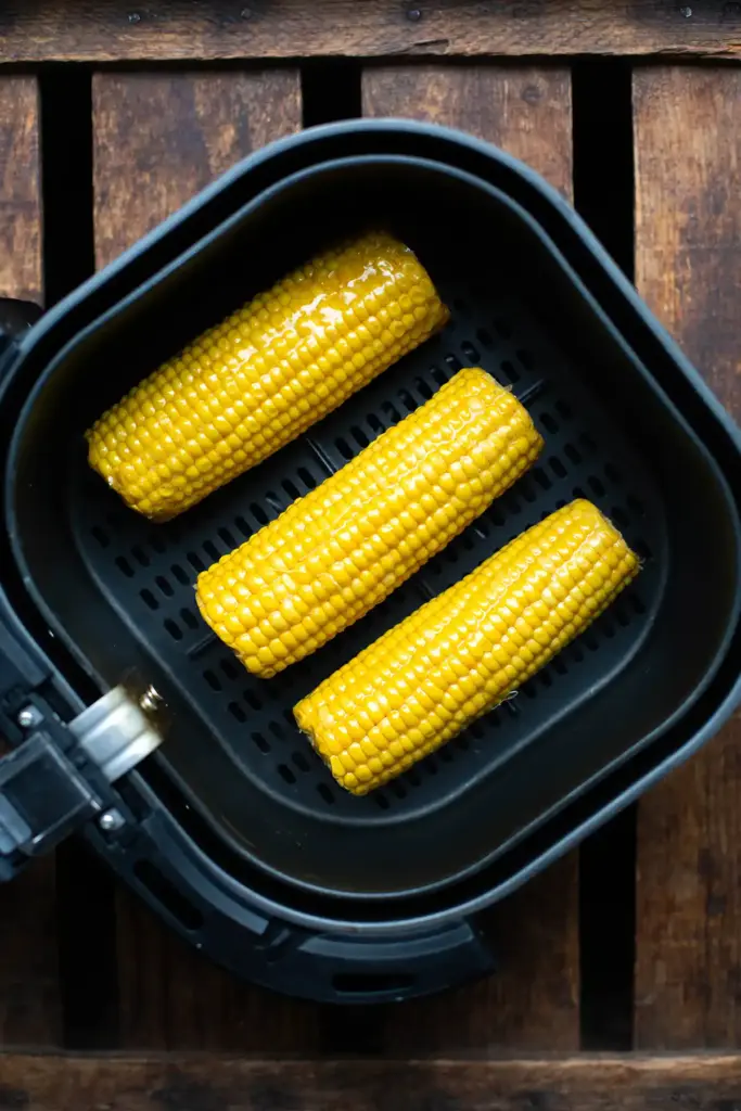 Mit Butter bestrichene Maiskolben im Airfryer