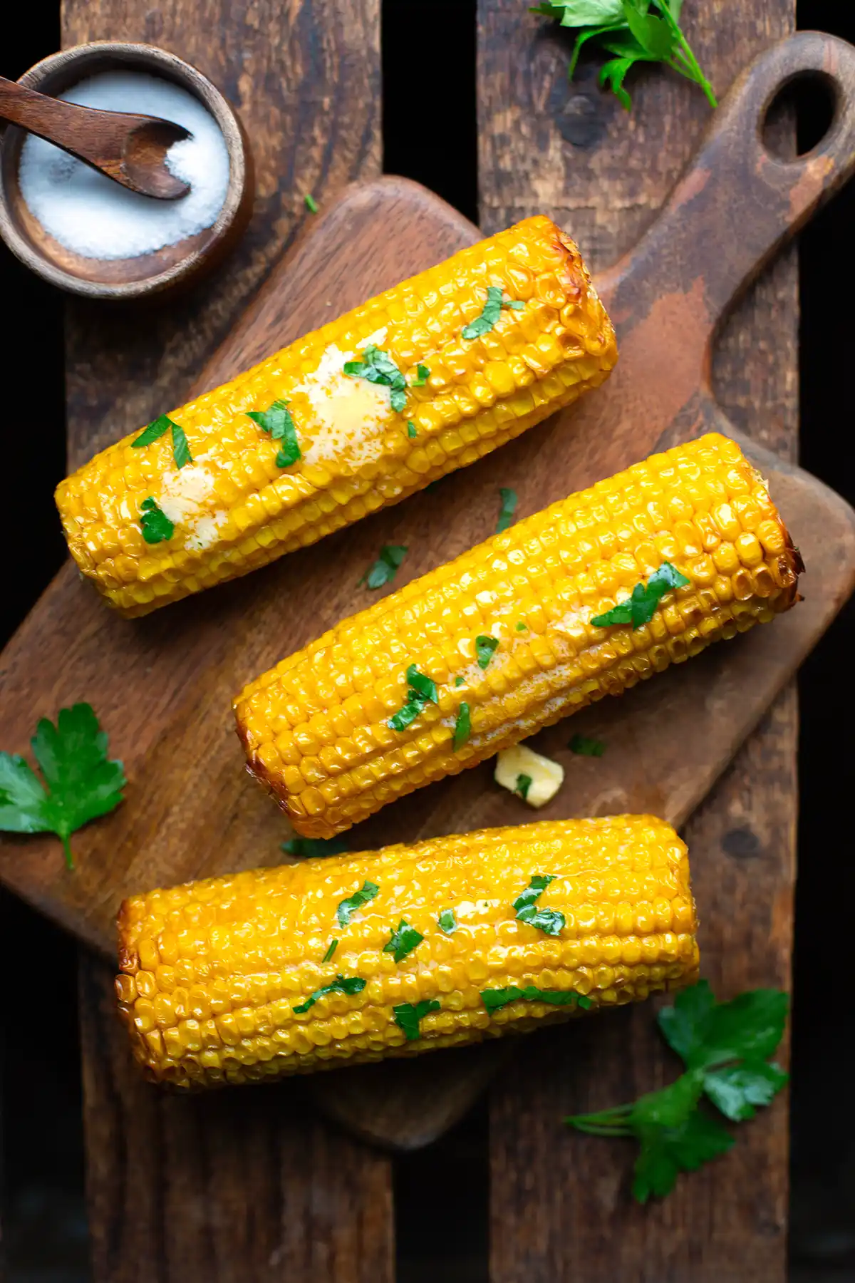 Goldbraun gebackene Maiskolben frisch aus dem Airfryer, serviert als schnelle Beilage