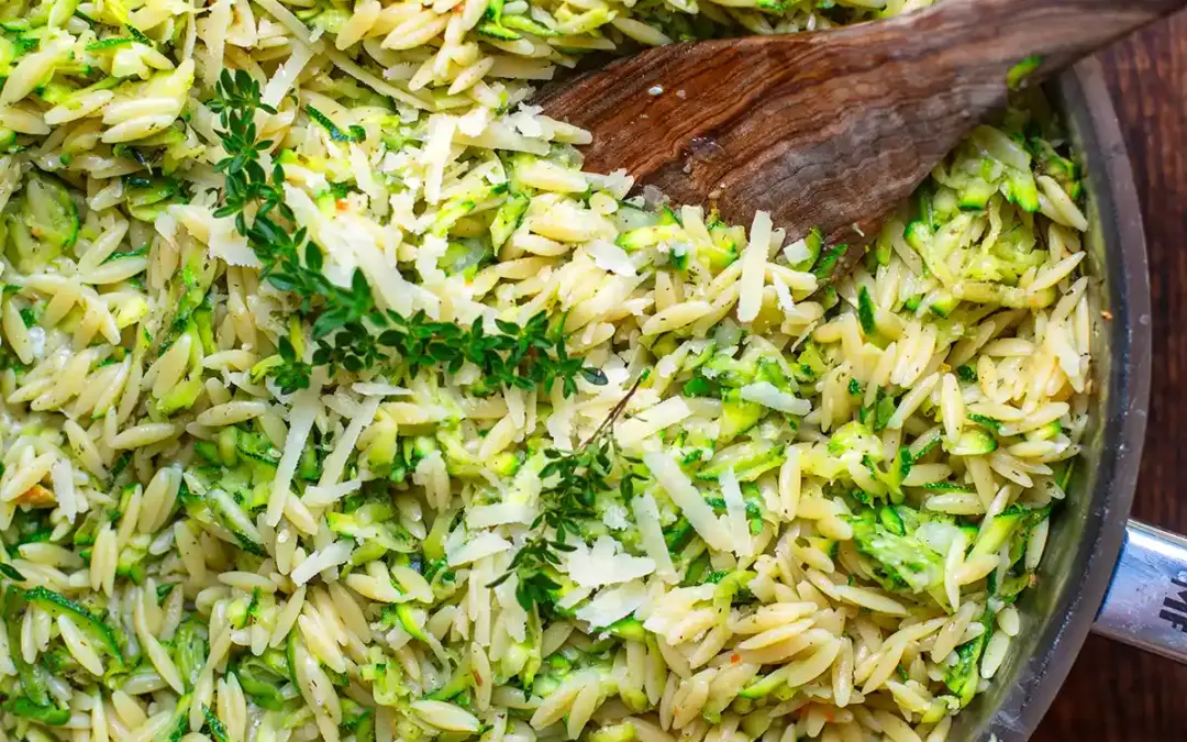 Cremiges One Pot Zucchini-Orzo (schnell & vegetarisch)
