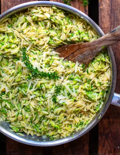 One Pot Zucchini-Orzo Rezept Pfanne