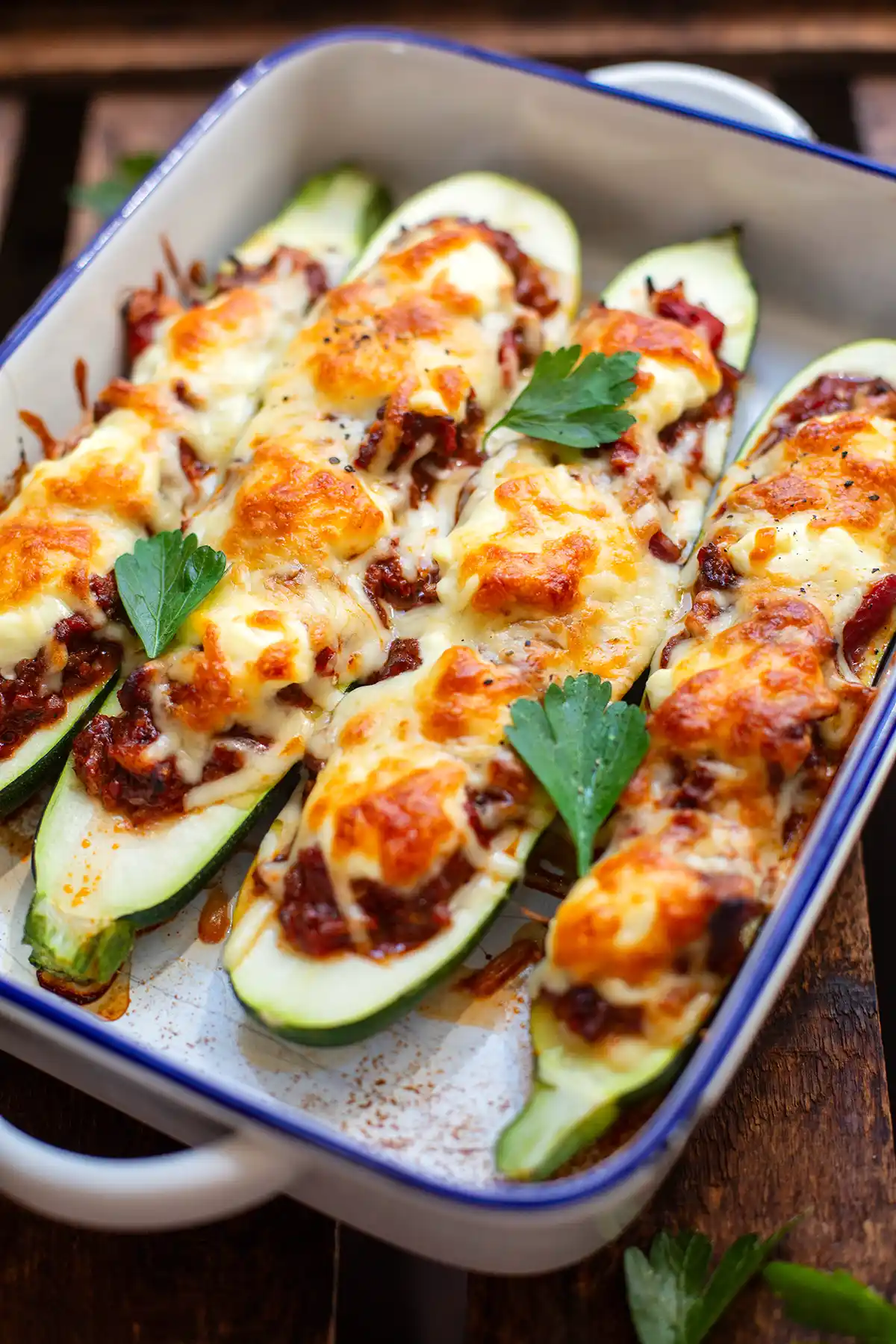 Überbackene Zucchinischiffchen mit Hackfleisch und einer goldbraunen Käsekruste