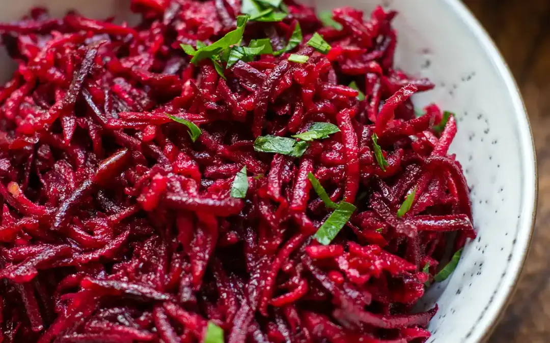 Einfacher Rote Bete Salat mit Apfel (roh & nur 10 Minuten)