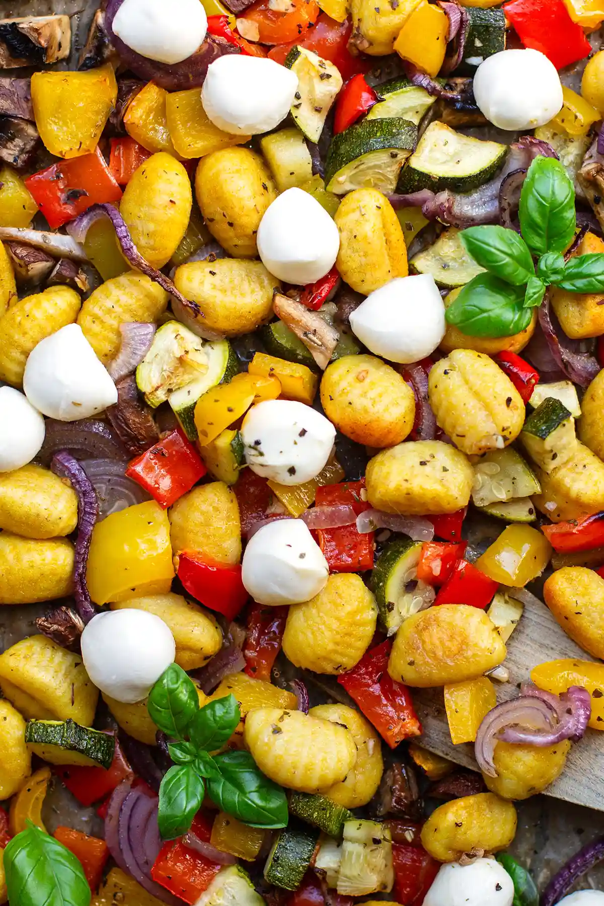 Gnocchi mit Gemüse aus dem Backofen goldbraun auf dem Backblech