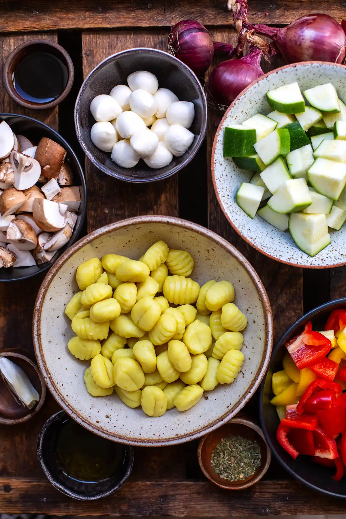 Zutaten für Ofengnocchi mit Gemüse: Gnocchi aus dem Kühlregal, Paprika, Zucchini und Champignons