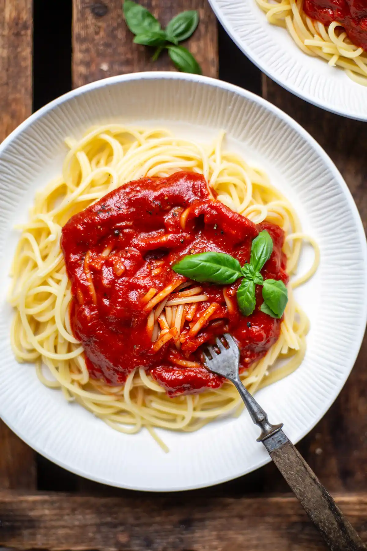 Original Spaghetti Napoli von oben fotografiert, mit Parmesan und Basilikum bestreut