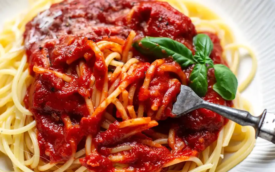 Spaghetti Napoli in 20 Minuten (DER einfache Feierabend-Klassiker)