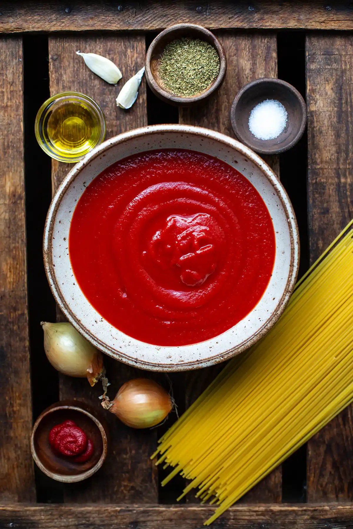 Zutaten für Spaghetti Napoli auf einen Blick: Spaghetti, passierte Tomaten, Tomatenmark, Zwiebel, Knoblauch und italienische Kräuter