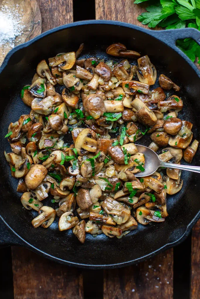 pilzpfanne-mit-sahne-in-der-pfanne