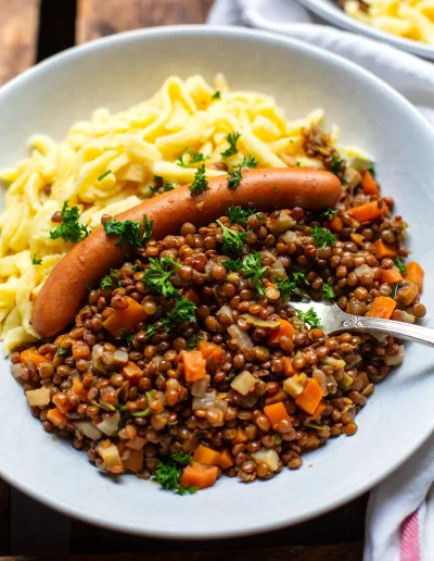 Linsen-mit-Spaetzle-Rezept Schwäbische Linsen mit Spätzle und Würstchen im Teller