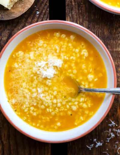 Pastina Suppe mit Sternchennudeln und Parmesan in einer Schüssel.