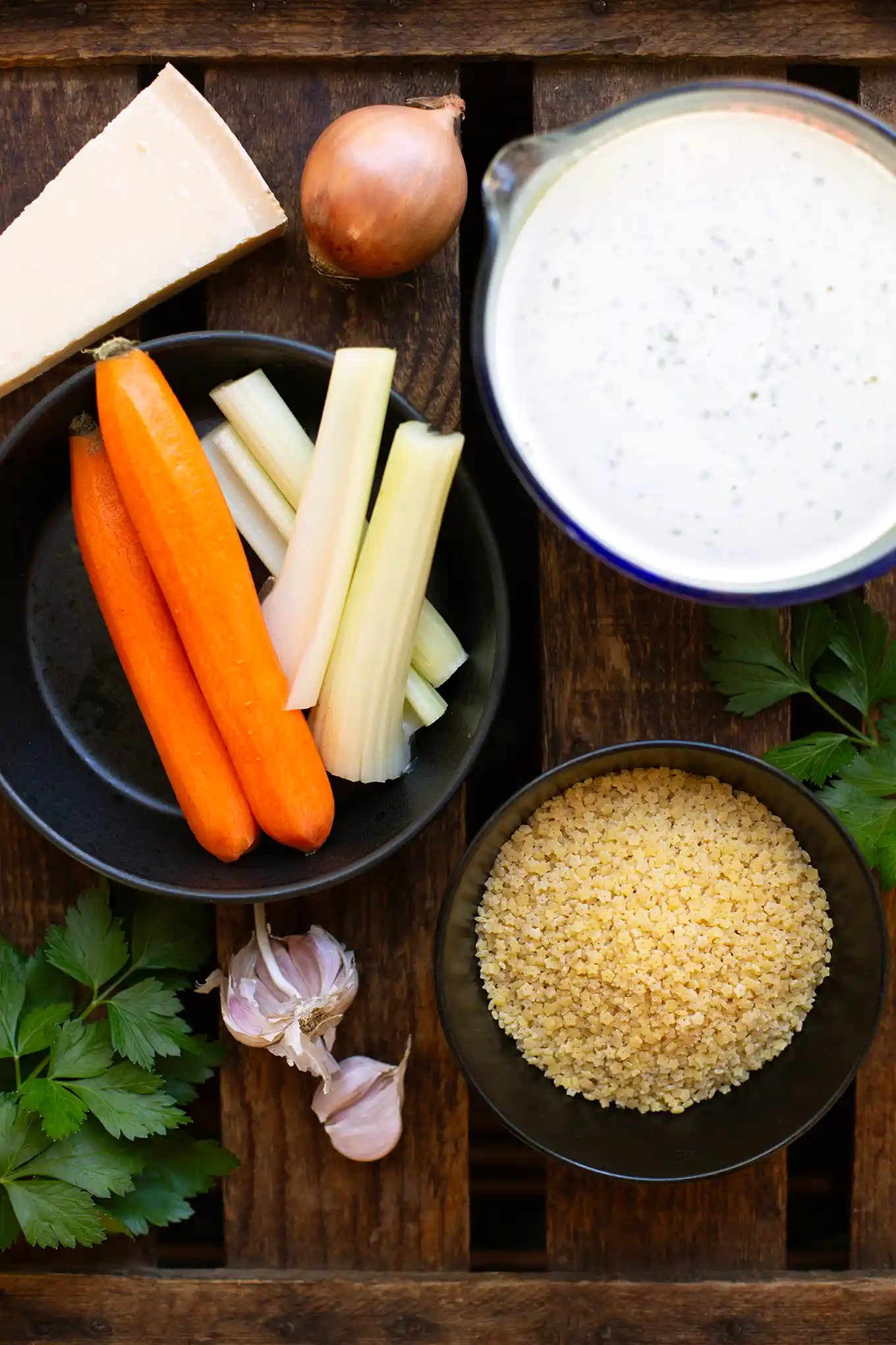 Zutaten für Pastina mit Karotten, Stangensellerie, Zwiebel, Knoblauch, Sternchennudeln, Brühe und Parmesan.